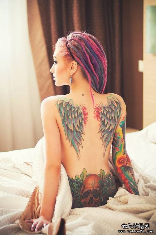 女性满背彩色纹身图案由武汉最好的纹身店推荐