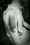 武汉纹身店兵哥打造的大臂机械翅膀纹身作品