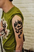 中国的象征—大臂图腾龙纹身作品及意义