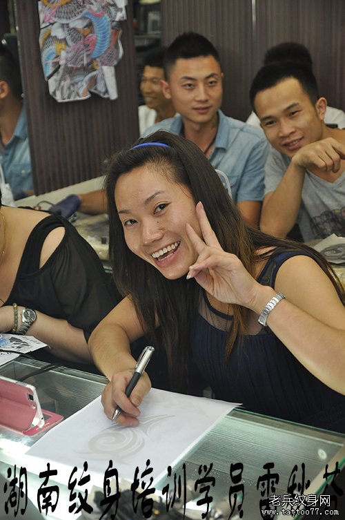 湖南纹身学员雷秋芬纹身培训学习中