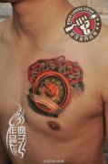 武汉最专业纹身店打造的胸口时钟玫瑰纹身作品