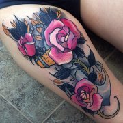 女性腿部彩色船锚玫瑰花纹身图案由武汉纹身店推荐