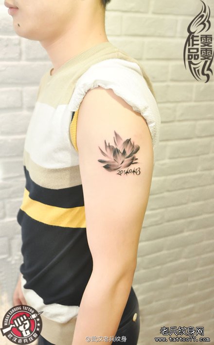 武汉老兵纹身店女纹身师打造的情侣水墨莲花纹身作品