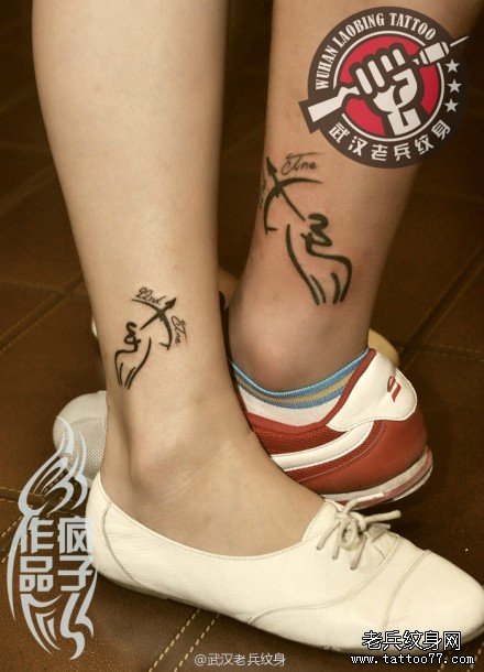 脚踝情侣字母纹身作品由武汉最好的纹身店打造