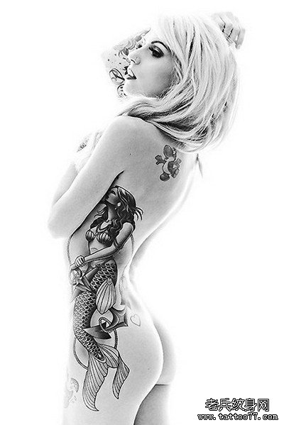 女性侧腰美人鱼纹身图案由纹身店推荐