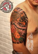 武汉老兵纹身店疯子打造的大臂鲤鱼日本武士纹身作品