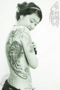 远嫁北京的武汉美女后背象神佛手纹身作品