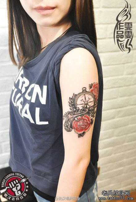 武汉最美女纹身师打造的手臂多元素指南针玫瑰花手枪纹身作品