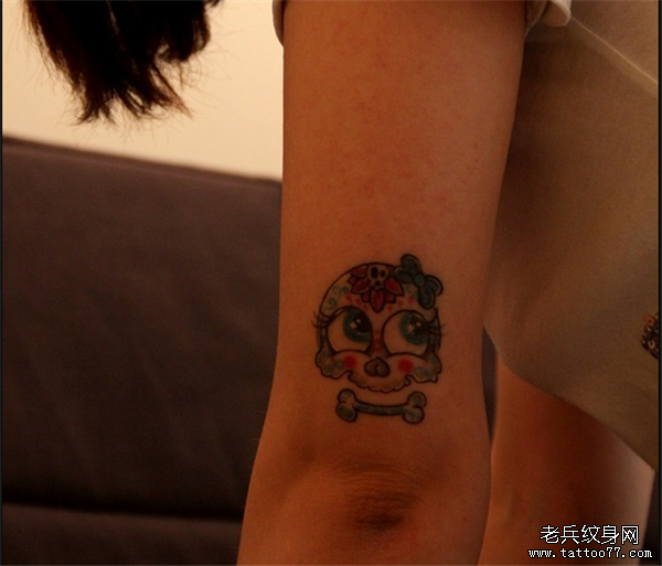 手臂彩色小骷髅头纹身图案由武汉纹身店推荐