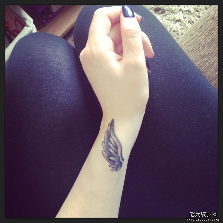 手腕小翅膀纹身图案由武汉最好的纹身网推荐