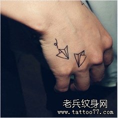 手部小清新千纸鹤纹身图案由纹身店推荐