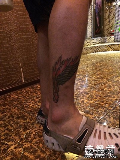 脚踝鲤鱼莲花纹身作品遮盖旧翅膀纹身图案