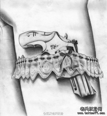 腿部蕾丝手枪纹身图案由武汉最好的纹身店推荐