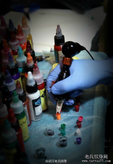 兵哥为美女制作性感大腿纹身制作现场