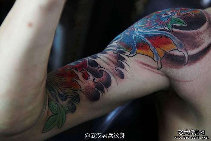 大臂重彩鳌鱼纹身作品遮盖旧狼头图案