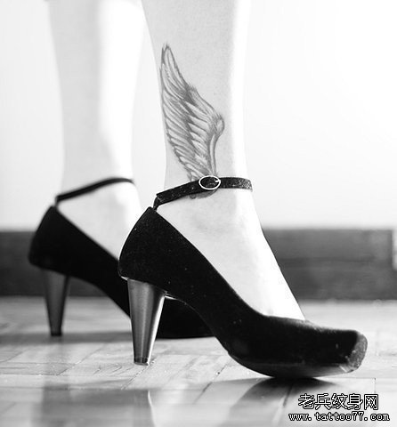 女性脚部翅膀纹身图案由武汉纹身店推荐