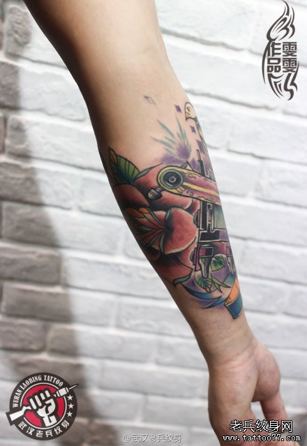 武汉纹身店打造的手臂超帅的玫瑰花纹身机纹身作品