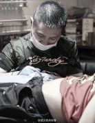 2014年7月13日兵哥腹部骷髅纹身制作中
