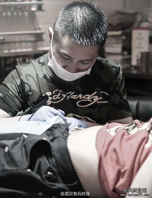 2014年7月13日兵哥腹部骷髅纹身制作中