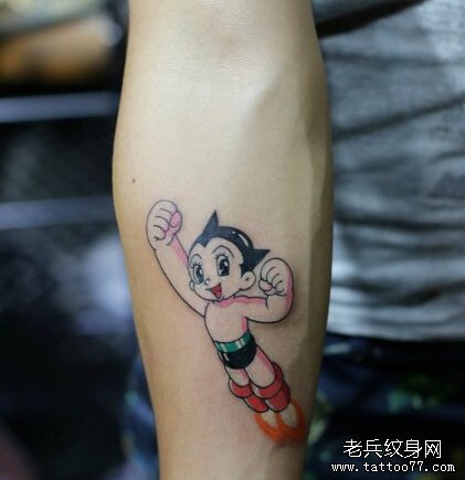 腿部超人纹身图案由武汉最好的纹身店推荐