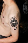 喻迪纹身师打造的大臂眼睛纹身作品