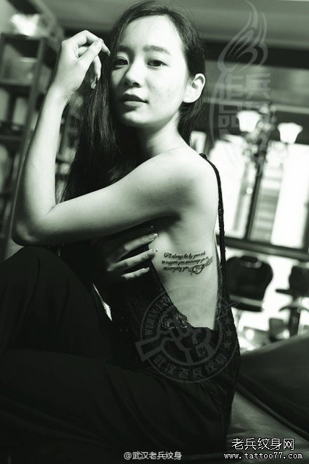 武汉最美模特侧腰英文字母纹身作品写真