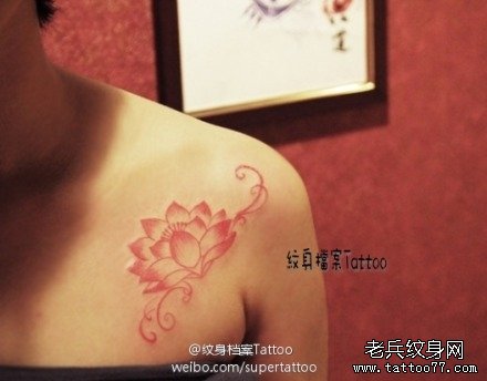 小清新胸部莲花纹身图案