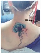 小清新背部莲花纹身图案