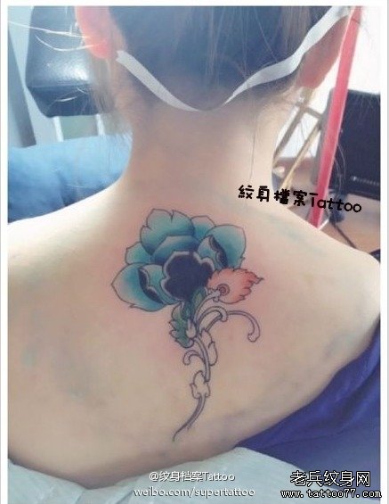 小清新背部莲花纹身图案