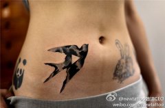 腹部燕子黑灰水墨范儿纹身图案由武汉纹身店推荐