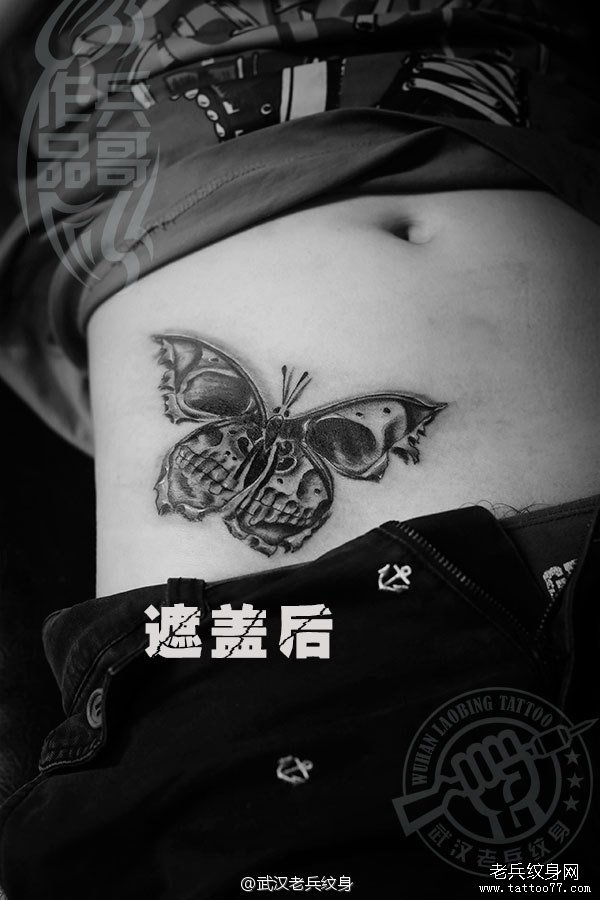 武汉专业纹身店兵哥打造的腹部骷髅蝴蝶纹身作品遮盖旧图案