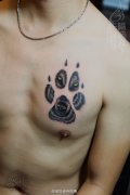 胸口掌印狼头纹身作品由武汉专业纹身店打造