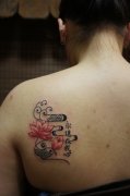 小清新女性背部莲花纹身图案