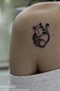 小清新肩部猫纹身图案