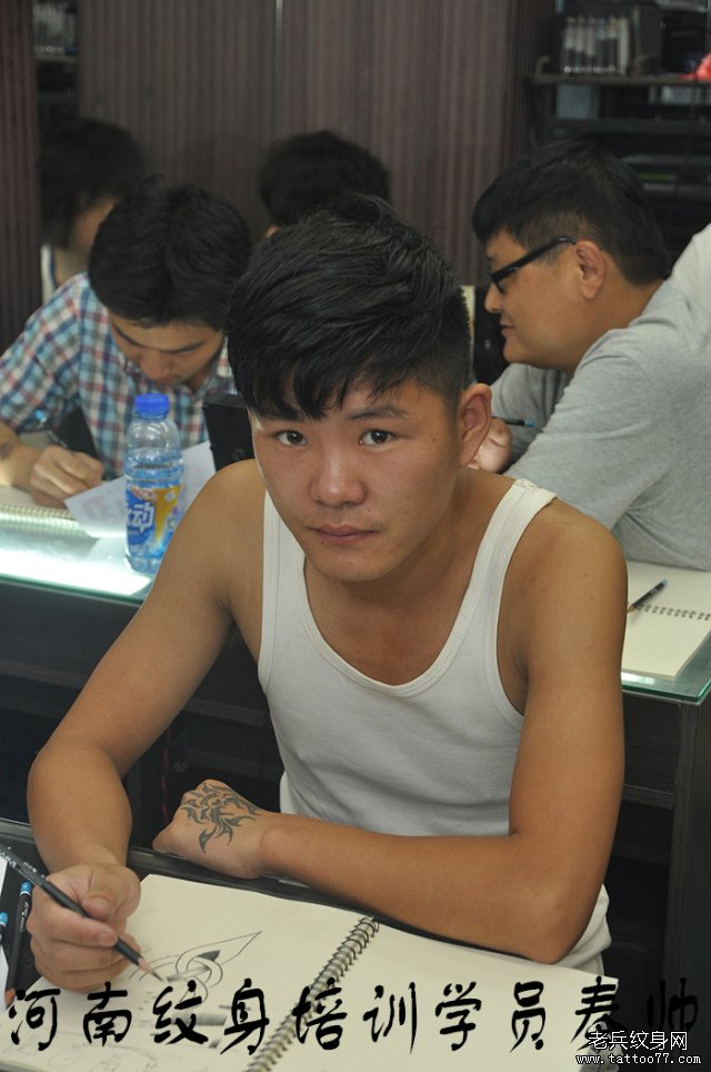 河南纹身培训学员秦帅纹身培训学习中