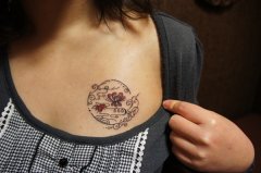 小清新女性胸部花腾纹身图案