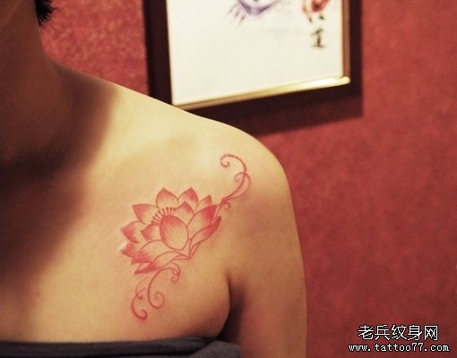 小清新女性胸部莲花纹身图案