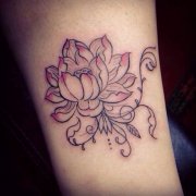 女性腿部莲花纹身图案由武汉最好的纹身店推荐