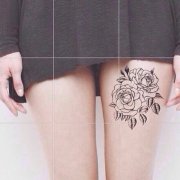 女性腿部玫瑰花纹身图案由武汉刺青店推荐