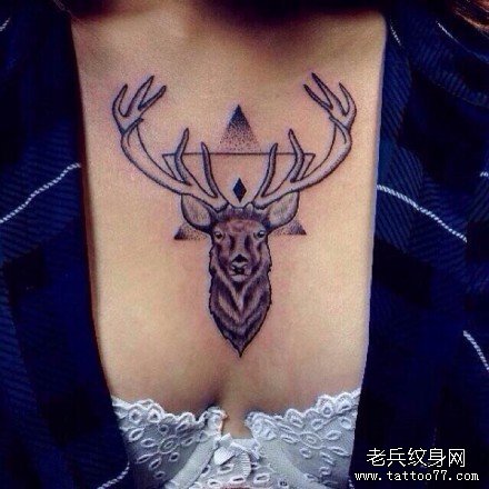 女性胸口羚羊纹身图案由武汉纹身店推荐