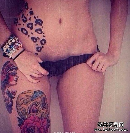 女性侧腰豹纹纹身图案由武汉纹身店推荐