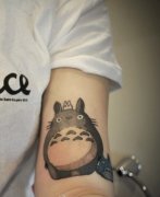 武汉最好的纹身店推荐一款手臂龙猫纹身图案