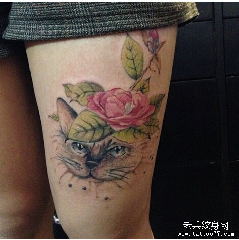 女性腿部猫咪玫瑰花纹身图案由武汉最好的纹身店推荐