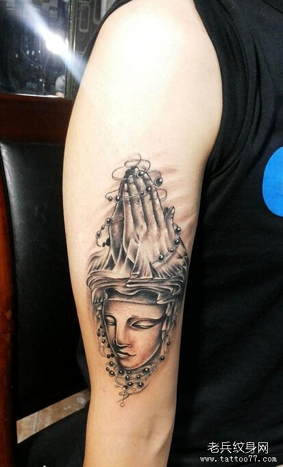 手臂祈祷之手纹身图案由武汉最好的纹身店推荐