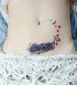 女性腹部彩色羽毛纹身图案由武汉纹身店推荐