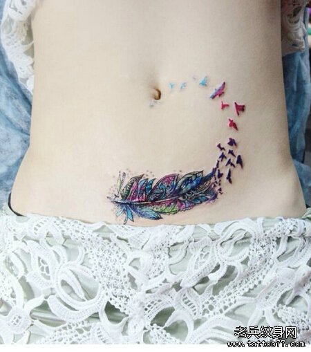 女性腹部彩色羽毛纹身图案由武汉纹身店推荐