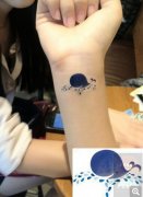 女性手腕海豚纹身图案由武汉纹身店推荐