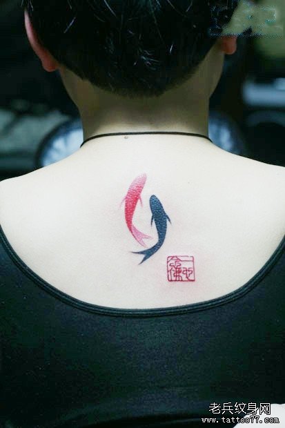小清新背部鱼纹身图案