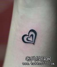 小清新手部心形图腾纹身图案