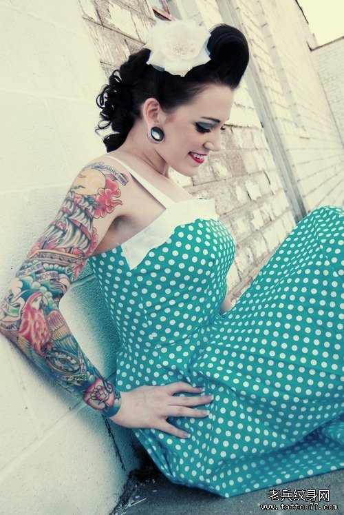 女人时尚彩色花臂纹身图案由武汉纹身馆推荐